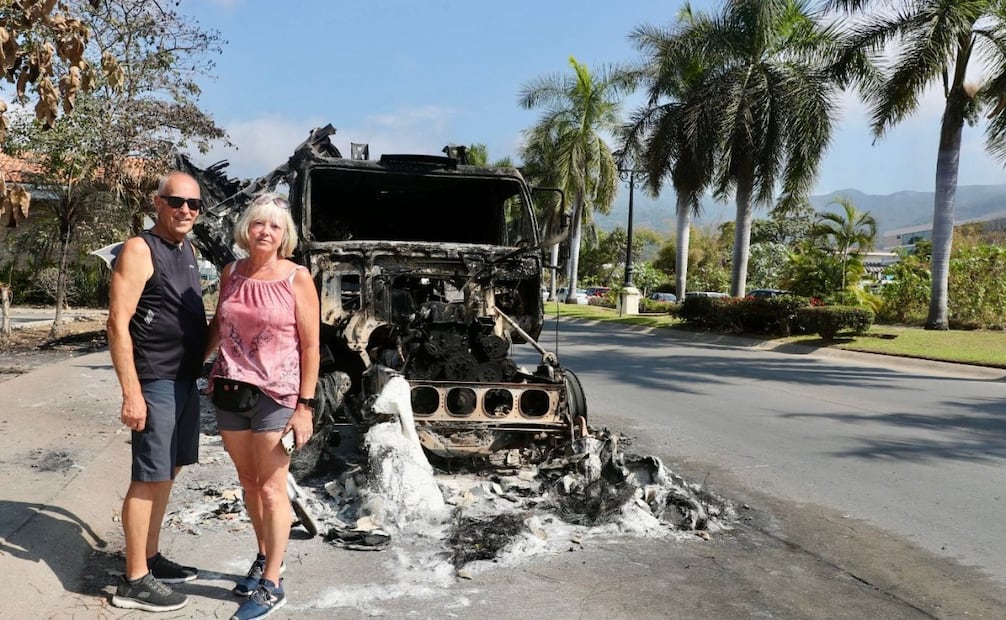 Comando quemó hasta calcinar decenas de autos en de Fluvial Vallarta, en Puerto Vallarta, tras la muerte de "El Mencho". Foto: Juan Carlos Williams/EL UNIVERSAL