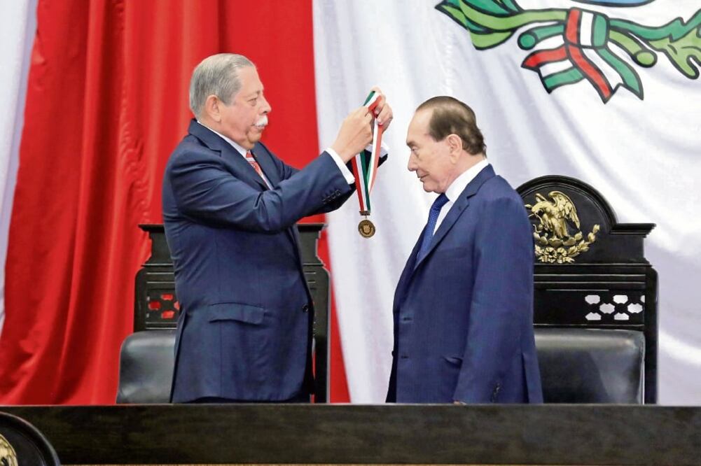 En sesión solemne, el gobernador Egidio Torre Cantú impuso al empresario reynosense la máxima presea