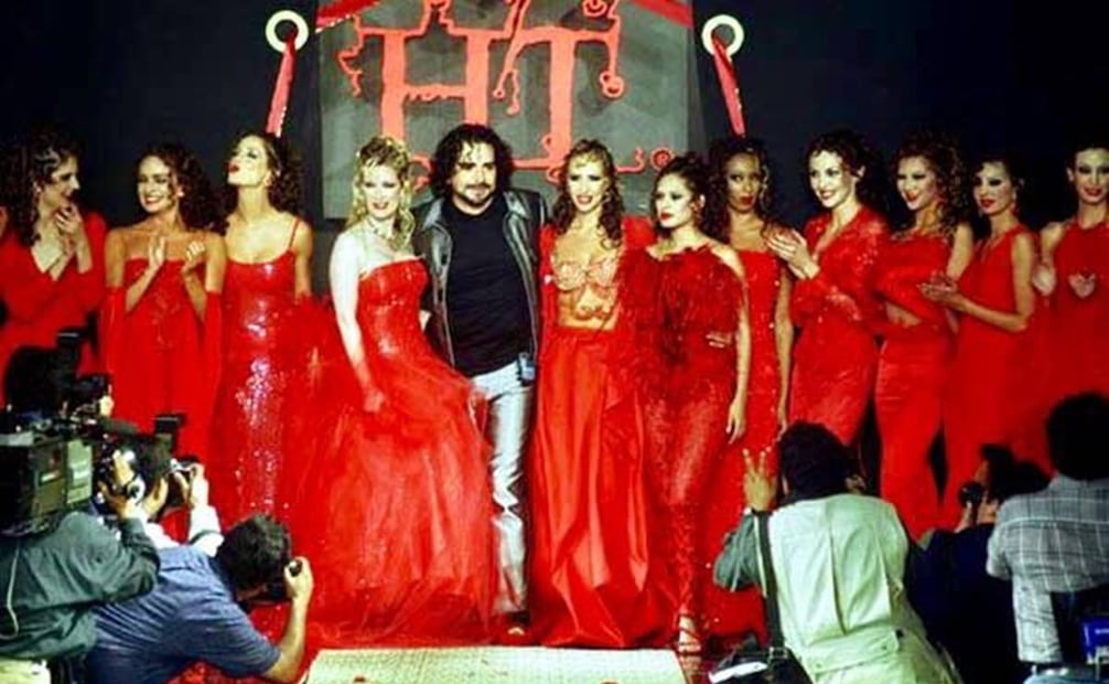 Un referente del trabajo de Terrones en los 90 fue la Colección Rouge, para la que modelaron (de izq. a der.) Jacqueline Kocher, Fernanda Chabat, Martha Cristiana, Felicia Mercado, Laura Reyes, Galilea Montijo, Monique Vilfort, Ana Torallas, Norma Flores, Irene Ponce y Soraya González. Archivo Héctor Terrones.