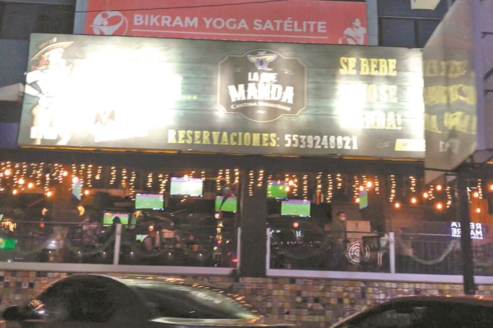 En un recorrido de EL UNIVERSAL, se pudo observar que antros y bares en la zona de Satélite registran gran aforo de personas, pese al aumento de casos de Covid-19. Foto: REBECA JIMÉNEZ. EL UNIVERSAL