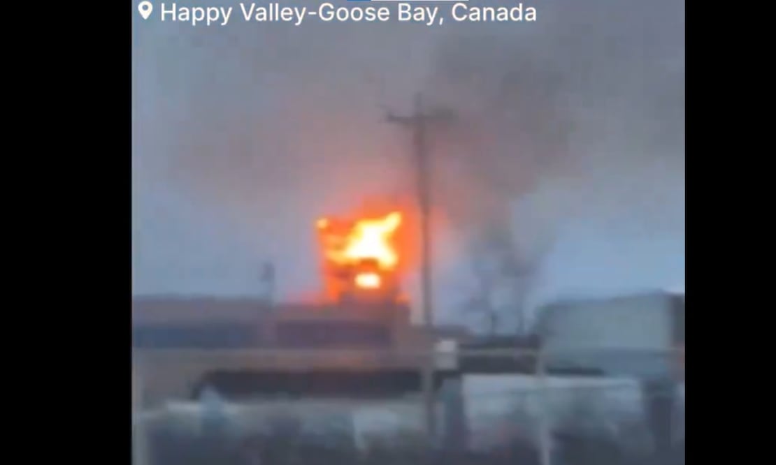 El incendio se produjo en el extremo norte de Happy Valley-Goose Bay, hacia los edificios abandonados del antiguo aeropuerto. Foto: Captura de pantalla