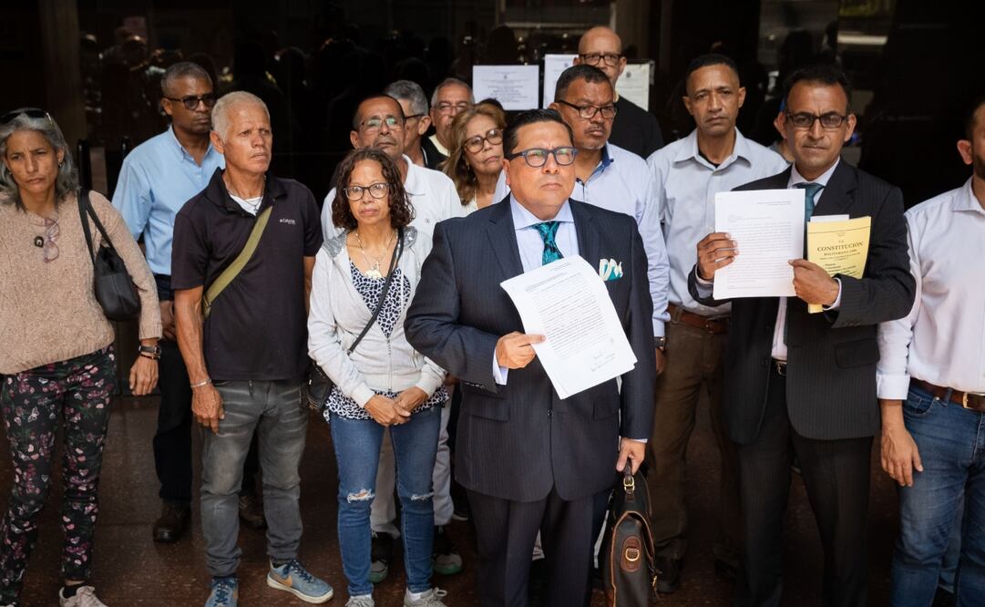 Abogados y familiares de los dirigentes de Vente Venezuela durante una declaración a los medios de comunicación, hoy en Caracas (Venezuela). Foto: EFE
