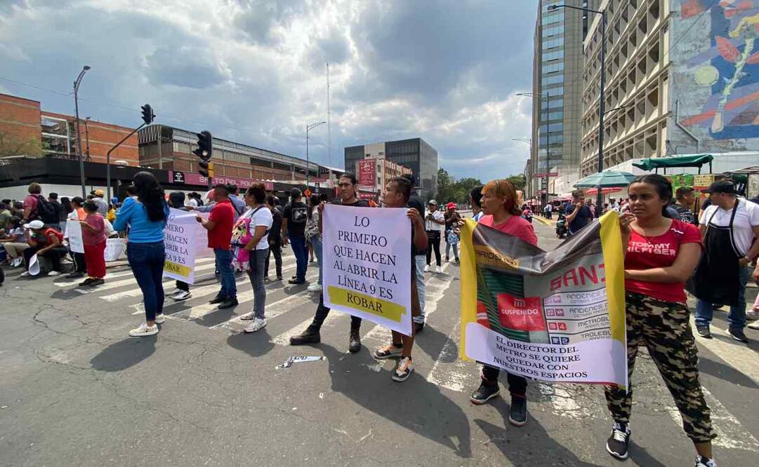 “Desde su cierre y ahora en su apertura nos quitaron nuestro locales al interior del metro, ahora resulta que nos quitaron los lugares para venderlos a otros”, aseguró Emiliano comerciantes afectado. Foto: Juan Carlos Williams/EL UNIVERSAL