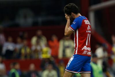 Suspenden al "Pollo" Briseño por brutal entrada a Giovani Dos Santos