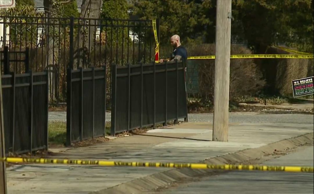 La policía de Baltimore colocó cinta en la escena del crimen después de que un oficial recibió un disparo durante un incidente con un tirador activo en el noroeste de Baltimore, el martes 10 de marzo de 2026. Foto: AP