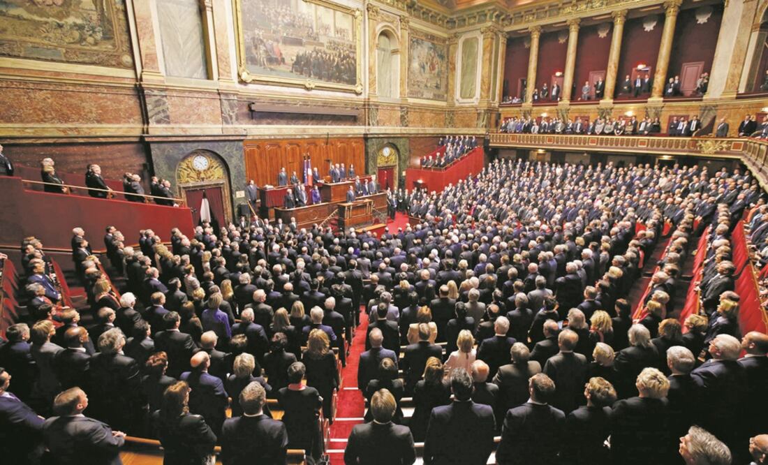 El presidente francés François Hollande dio ayer un mensaje histórico ante la s dos cámaras del Parlamento, en Versalles (ETIENNE LAURENT. EFE)
