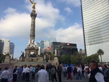 Taxistas protestan contra Uber en el Ángel de la Independencia