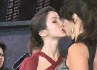 Un beso de amigas entre Eréndira y Liz