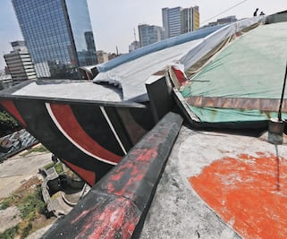 Lluvias dejan filtraciones y daños a mural en el Polyforum