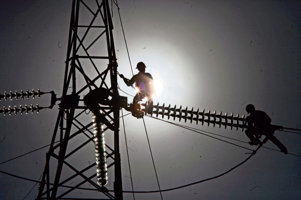 Los ingresos de la CFE por venta de bienes y servicios alcanzaron los 26 mil 392.3 millones de pesos, la mayoría en el territorio nacional. (ARCHIVO EL UNIVERSAL)