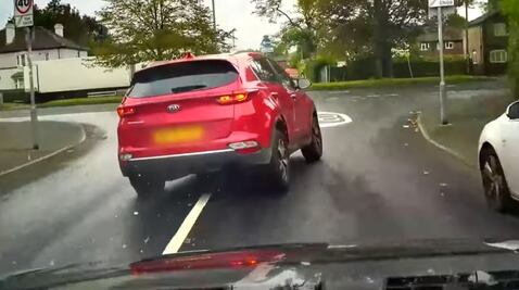 Joven roba una camioneta y finge estar dormido para no ser arrestado