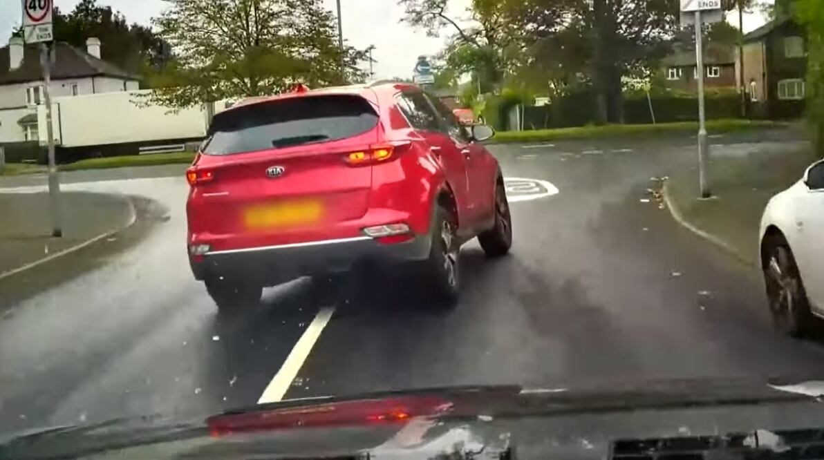 Joven roba una camioneta y finge estar dormido para no ser arrestado