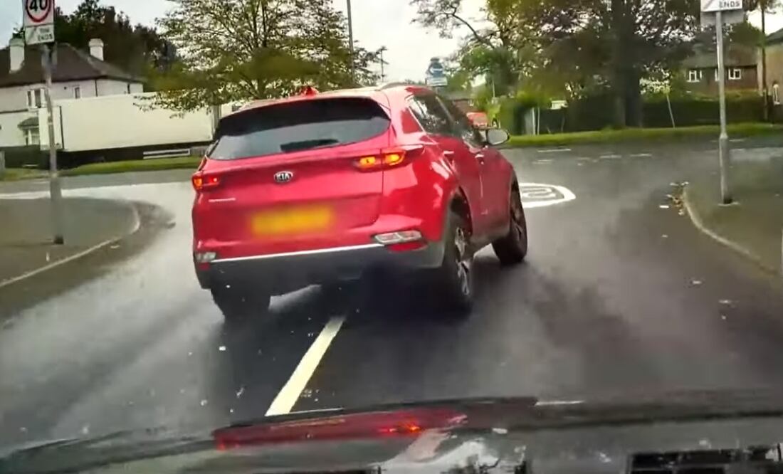 Joven roba una camioneta y finge estar dormido para no ser arrestado