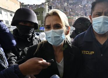 Expresidenta interina de Bolivia, Jeanine Áñez, es trasladada a la Fiscalía de La Paz