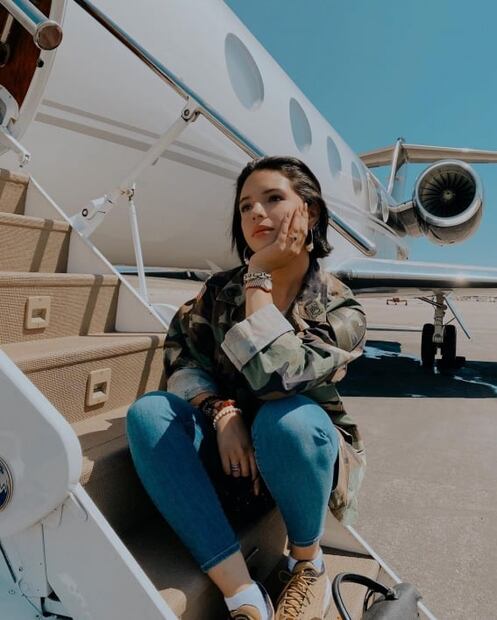 Ángela Aguilar roba suspiros con su mejor look desde Francia