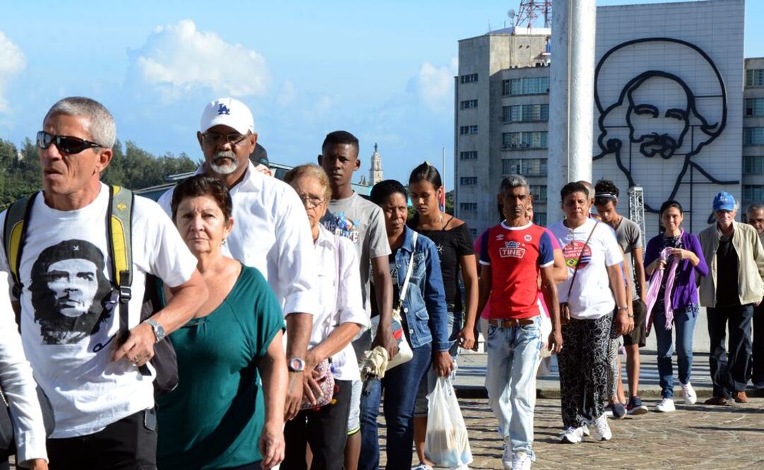 Personas esperan en fila para rendirle tributo al líder de la Revolución cubana, Fidel Castro, en el Memorial José Martí, en La Habana. Foto: Xinhua