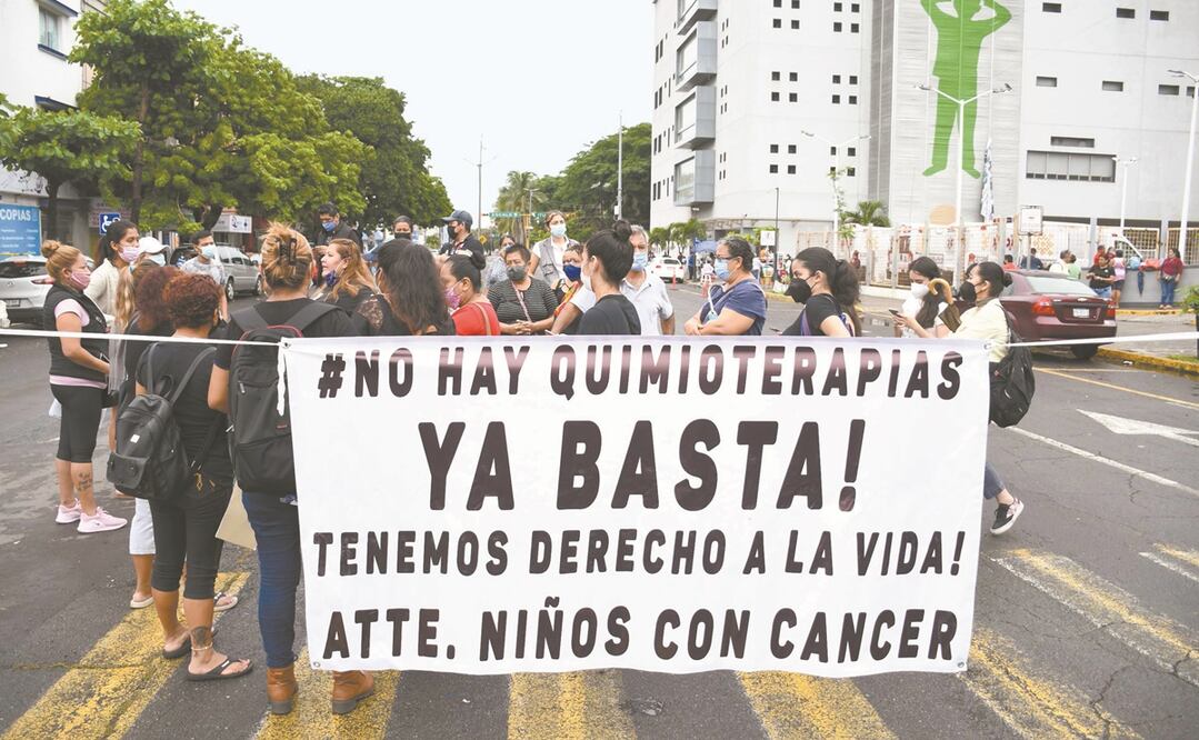 Los padres de niños con cáncer han realizado bloqueos en avenidas principales para demandar medicamentos para sus hijos, ante la escasez de fármacos. Foto: ARCHIVO EL UNIVERSAL