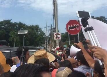 Por tercer día consecutivo, CNTE bloquea paso de camioneta de AMLO en Chiapas