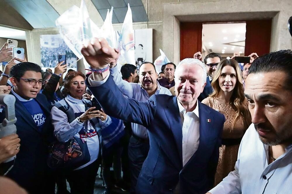 Santiago Creel llegó a las 10:10 horas a registrarse ante el comité organizador del Frente Amplio por México acompañado de su esposa y afirmó que era un día histórico. Foto: Especial