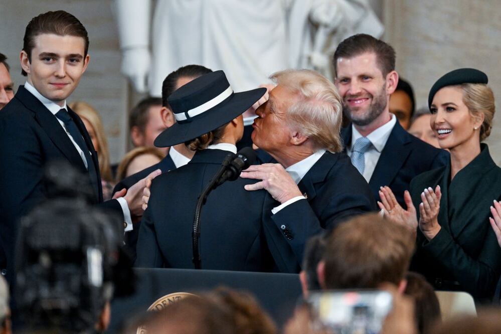 El presidente estadounidense, Donald Trump, intentando dar un beso a su esposa Melania, en la ceremonia de investidura en Washington, DC este 20 de enero de 2025. FOTO: AP
