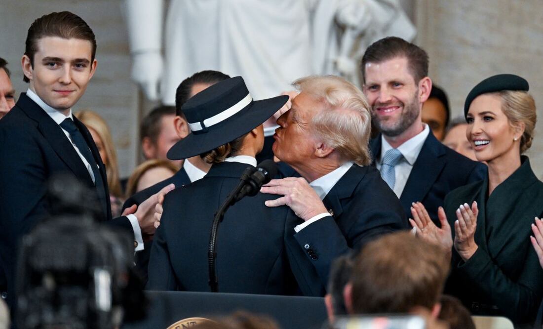 El presidente estadounidense, Donald Trump, intentando dar un beso a su esposa Melania, en la ceremonia de investidura en Washington, DC este 20 de enero de 2025. FOTO: AP