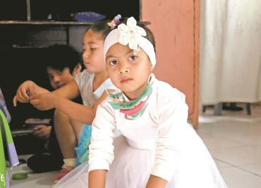 Karol se aferra a la vida ante desabasto de medicinas contra el cáncer