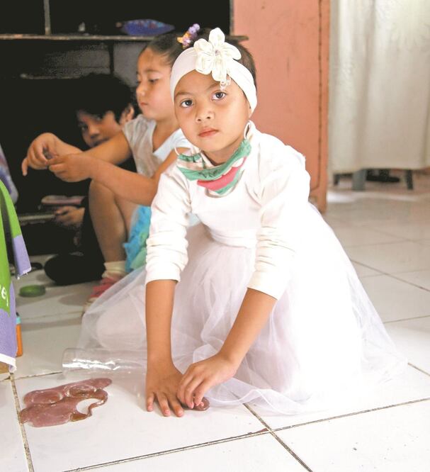Karol estudia el primer año de primaria en la escuela del Hospital de La Raza, donde recibe el tratamiento contra el cáncer. FOTOS: DIEGO PRADO. EL UNIVERSAL