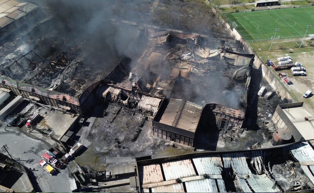 Incendio en empresa de plástico y madera. Foto: Especial