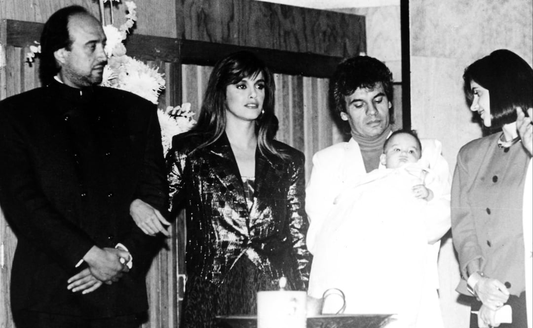 Pedro Torres y su entonces pareja, la cantante Lucía Méndez en el bautizo de su hijo y con el padrino, el compositor Juan Gabriel.