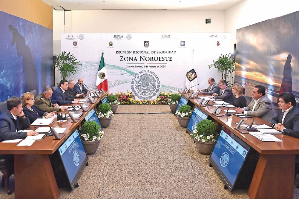 El titular de la Segob, Miguel Ángel Osorio Chong, encabezó la Reunión de Seguridad Zona Noroeste en Cajeme, Sonora, donde se reunió con gobernadores de las entidades que conforman esta región del país (SEGOB)