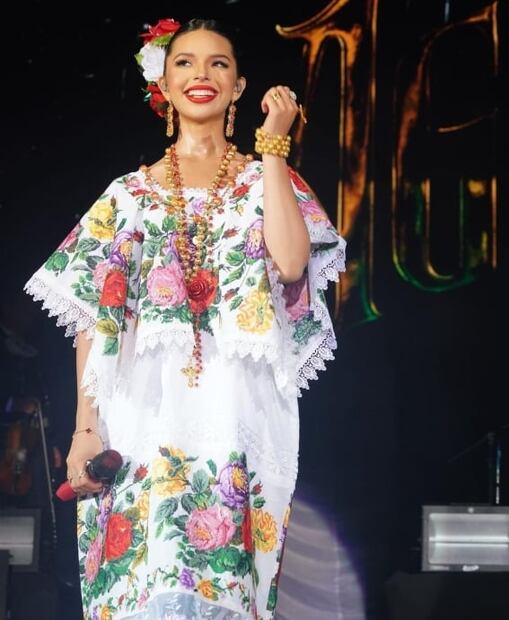 Los vestidos tradicionales mexicanos de Ángela Aguilar