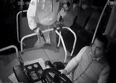 Con disparo e insultos asaltan a pasajeros y chofer de autobús en Edomex