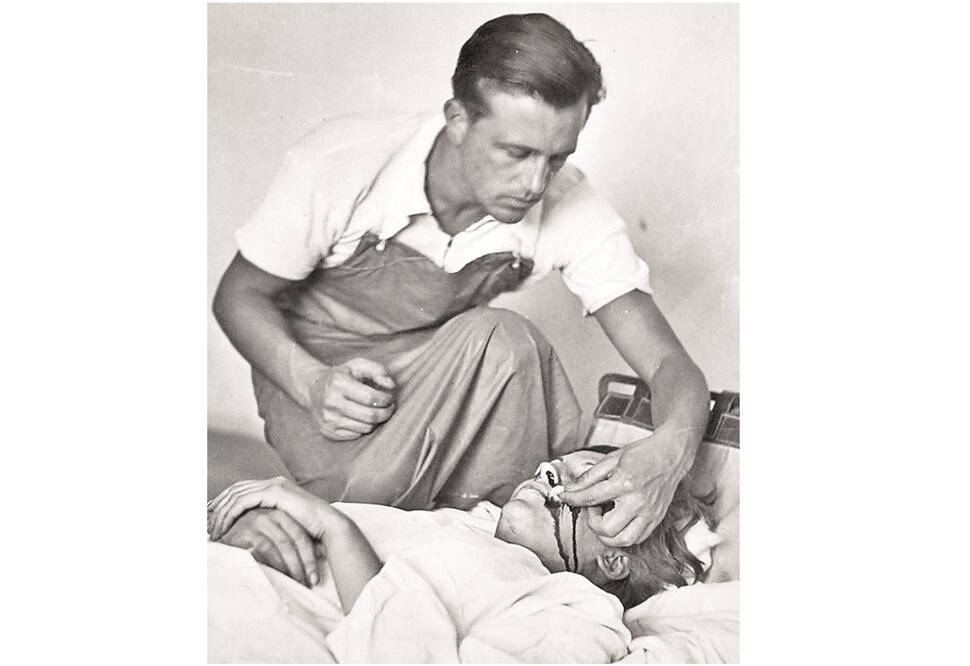 Taro, agonizante, y el médico que la atendía. Foto: TOMADA DE @JOHNKISZELY