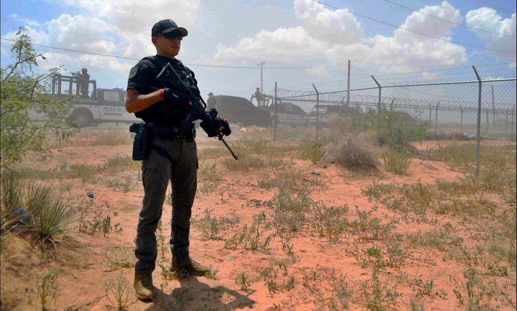 Un agente de la Secretaría de Seguridad Pública del Estado de Chihuahua durante un patrullaje del "Operativo Espejo", en Ciudad Juárez, Chihuahua, el 20 de agosto de 2025. Foto: AFP