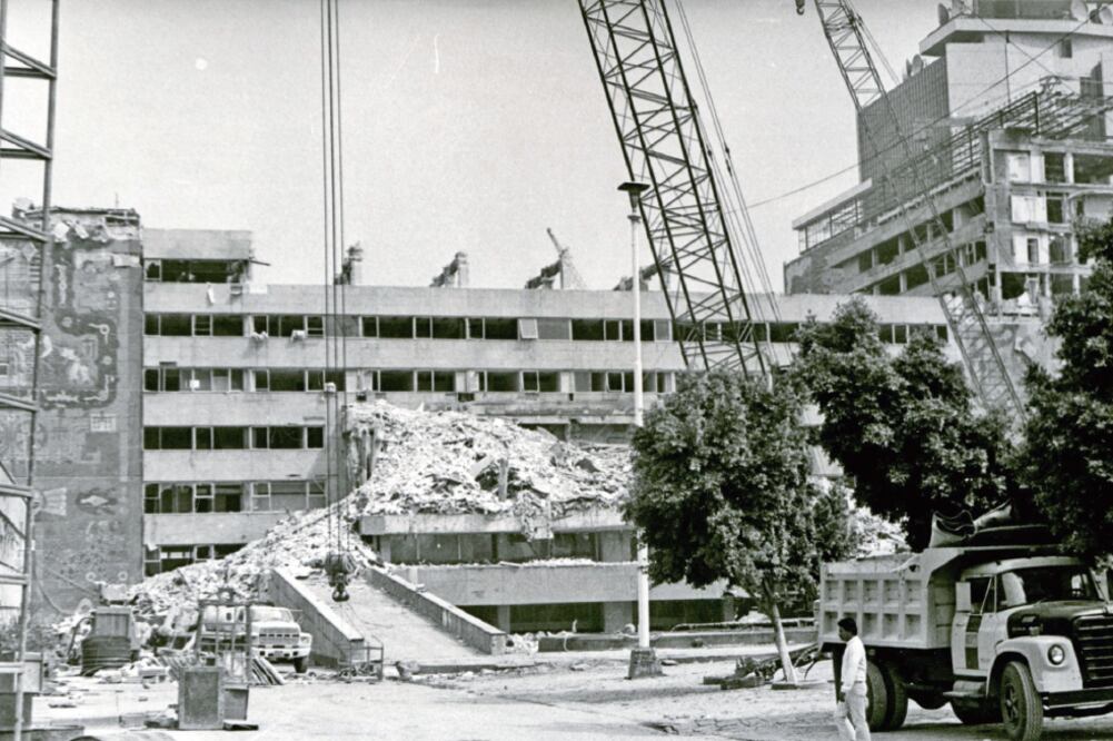 El derrumbe parcial de la Secretaría de Comunicaciones y la pérdida de líneas telefónicas en amplios sectores de la ciudad de México dificultaron a las agencias internacionales y a los medios extranjeros transmitir la noticia (ARCHIVO EL UNIVERSAL)