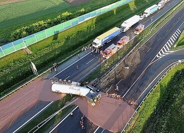 Accidente deja miles de litros de chocolate esparcidos en una carretera de Polonia