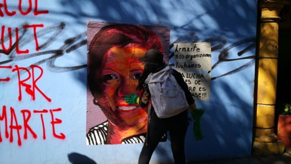 Marchan en Oaxaca maestros y organizaciones por Día de la Mujer 