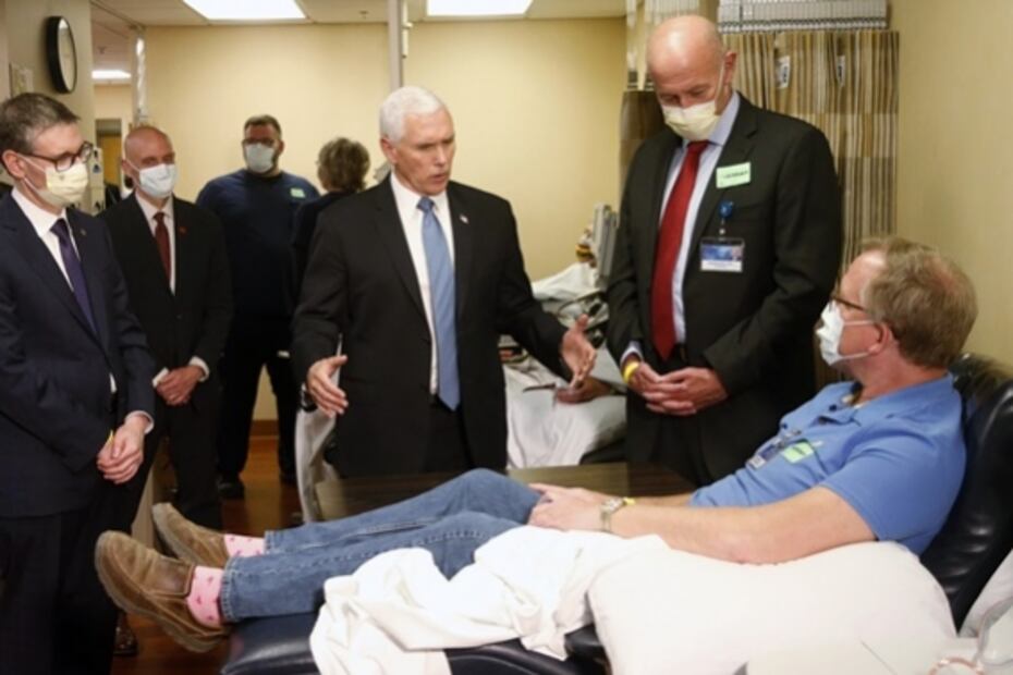 Pence ignora medidas de sanidad por Covid-19 durante visita a hospital en EU