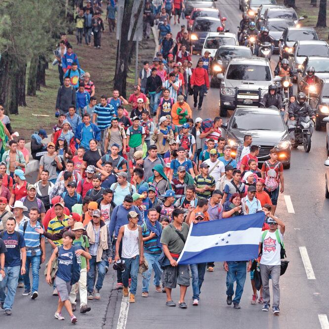 Migrantes hondureños caminan en dirección a Tecún Umán, tras dejar la capital guatemalteca. Su objetivo es cruzar a México y, después, ir a Estados Unidos. (ORLANDO SIERRA. AFP)