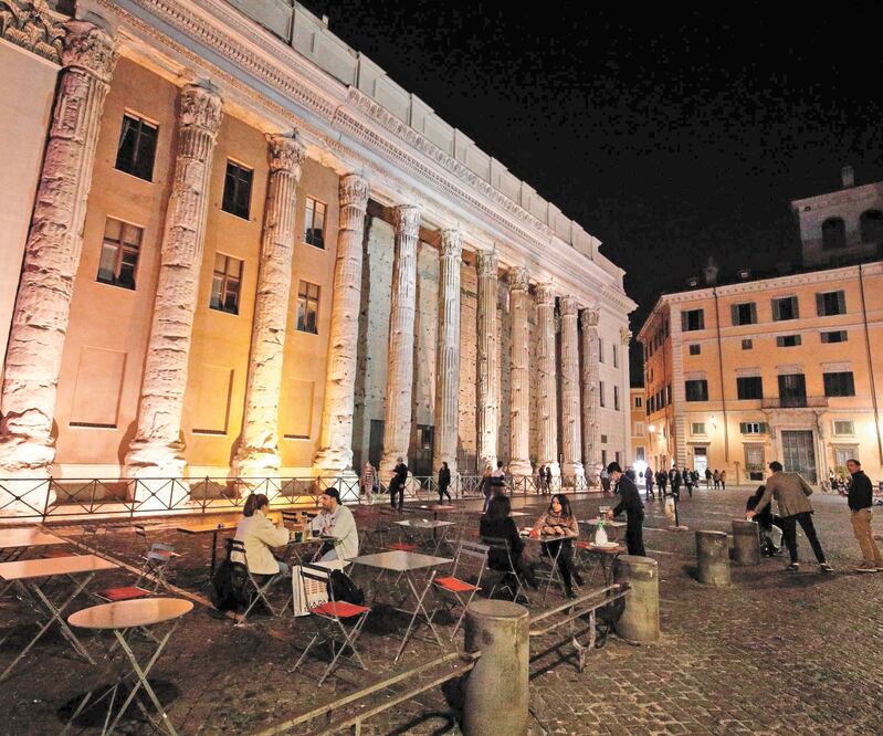 Bares y restaurantes cierran ante las nuevas medidas de confinamiento para frenar el coronavirus en Roma. Giuseppe Lami. EFE