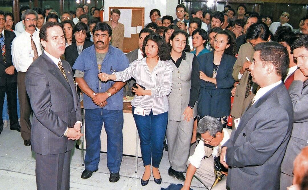 El Licenciado Juan Francisco Ealy Ortiz habla con integrantes de la Redacción de EL UNIVERSAL, espacio que ha abierto sus páginas a las voces más diversas a lo largo de
108 años de historia. Escuchar a todos sin duda ha ayudado a forjar un México mejor y a levantar una democracia en construcción que debe fortalecerse, considera. Foto: Archivo EL UNIVERSAL