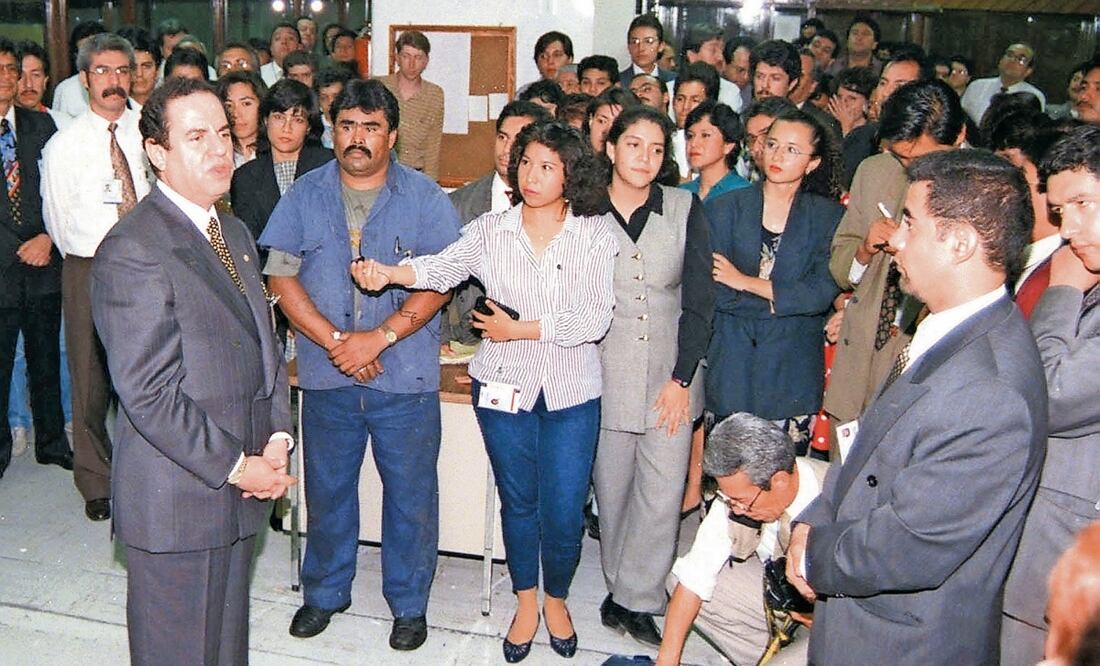 El Licenciado Juan Francisco Ealy Ortiz habla con integrantes de la Redacción de EL UNIVERSAL, espacio que ha abierto sus páginas a las voces más diversas a lo largo de
108 años de historia. Escuchar a todos sin duda ha ayudado a forjar un México mejor y a levantar una democracia en construcción que debe fortalecerse, considera. Foto: Archivo EL UNIVERSAL