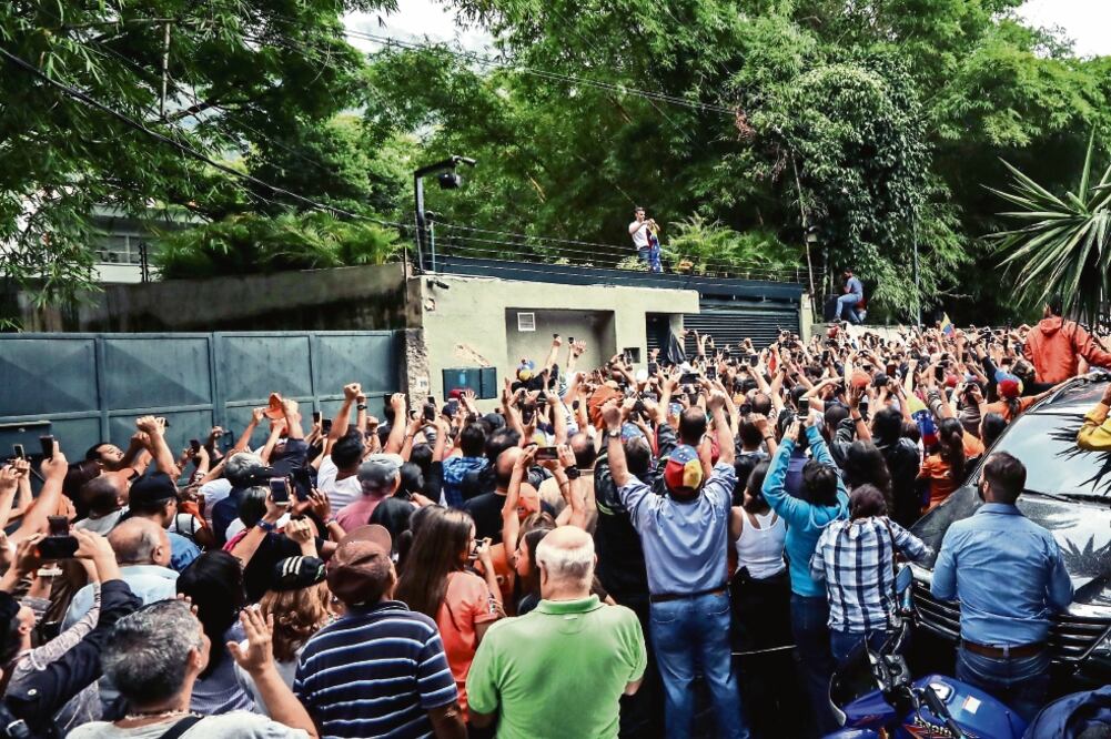 Simpatizantes del líder opositor venezolano Leopoldo López le manifestaron su apoyo ayer afuera de su casa, tras enterarse de su arresto domiciliario. (MARCO BELLO. REUTERS)