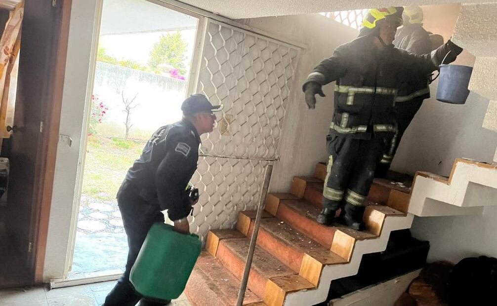 Los elementos policíacos trabajaron como primeros respondientes ante la emergencia suscitada en la calle Viena 5, hasta que llegaron los vulcanos.Solo hubo daños materiales y no personas lesionadas por quemaduras. Foto: Especial