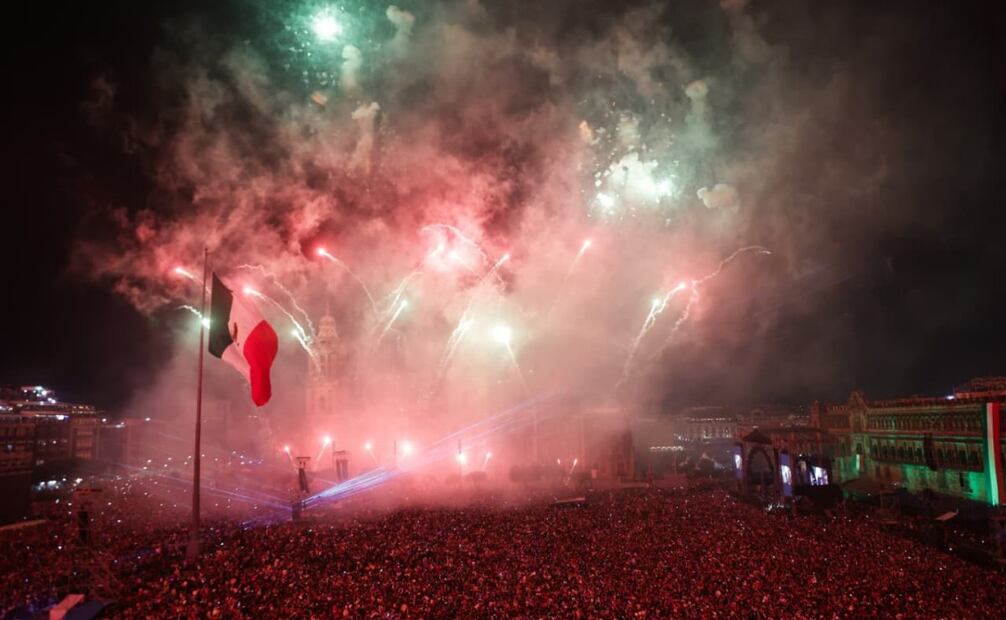 Fuegos pirotécnicos después del grito de independencia en el Zócalo capitalino el 15 de septiembre de 2026. FOTO: CARLOS MEJIA/EL UNIVERSAL