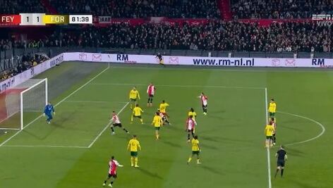 VIDEO: Santiago Giménez convirtió un golazo con el Feyenoord; así fue la chilena del mexicano