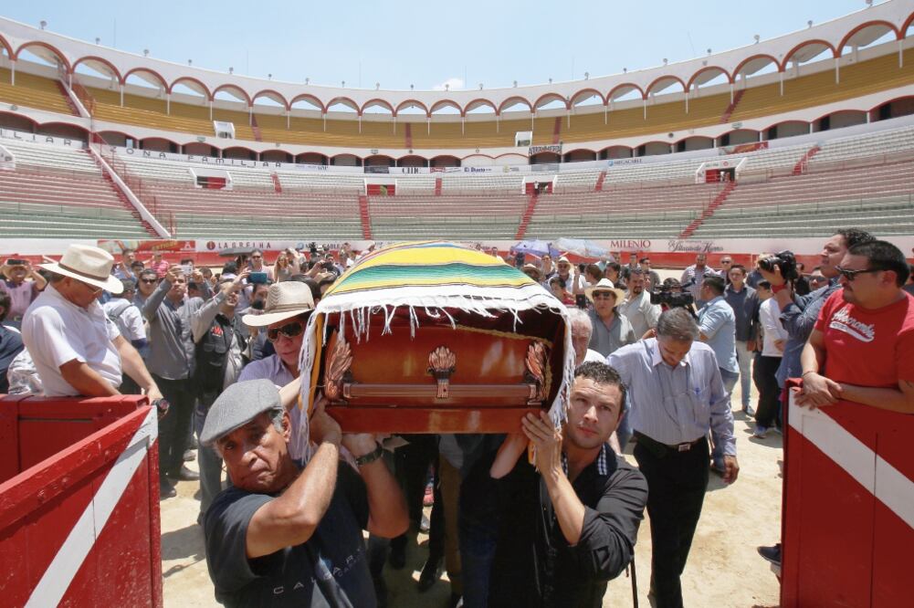 El féretro de Rodolfo Rodríguez estuvo en la plaza de toros Nuevo Progreso, en Guadalajara, donde lo acompañaron amigos, familiares y aficionados (ULISES RUIZ BASURTO. EFE)