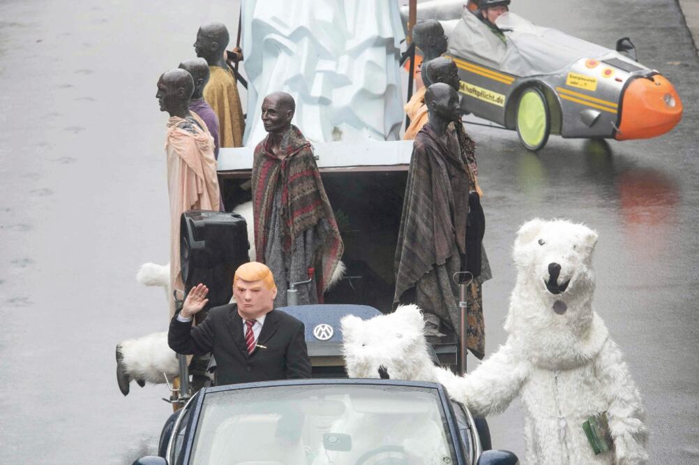 Protesta. Un hombre disfrazado de Donald Trump se manifestó ayer con otros activistas en Bonn, Alemania. (BERND THISSEN. AFP)