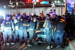 ¡Gas lacrimógeno y arrestos! Así reprimieron protesta por migrantes en Nueva Jersey