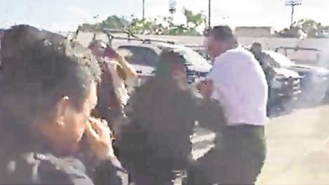 En Cancún, acusan a mando de nexo con delincuencia; lo expulsan a empujones